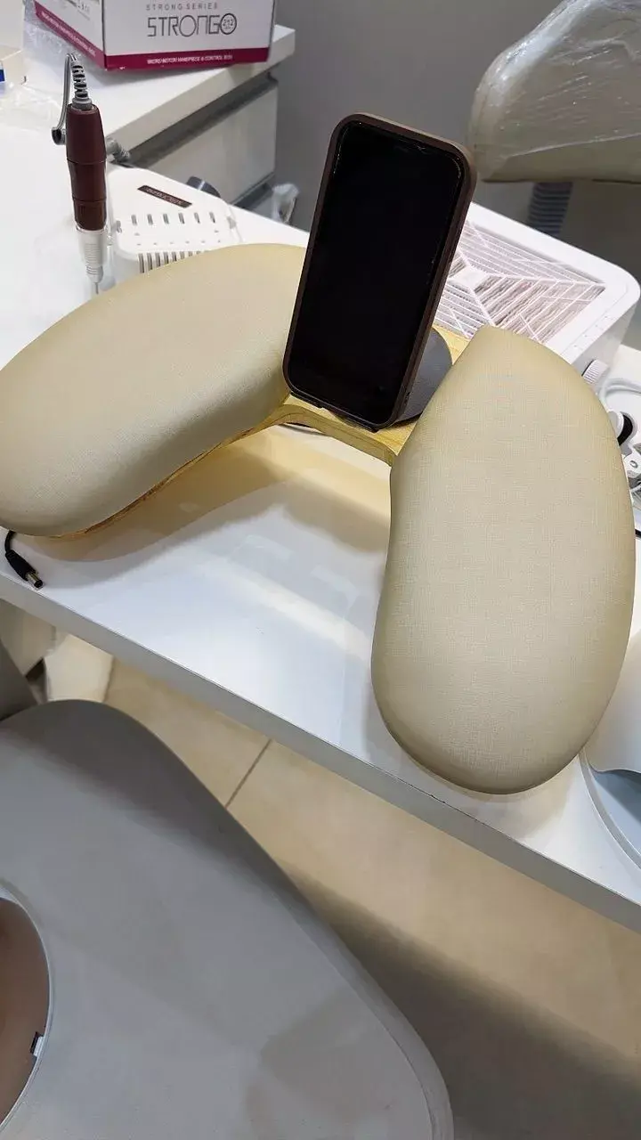 Celular no suporte integrado do apoio de braço bege