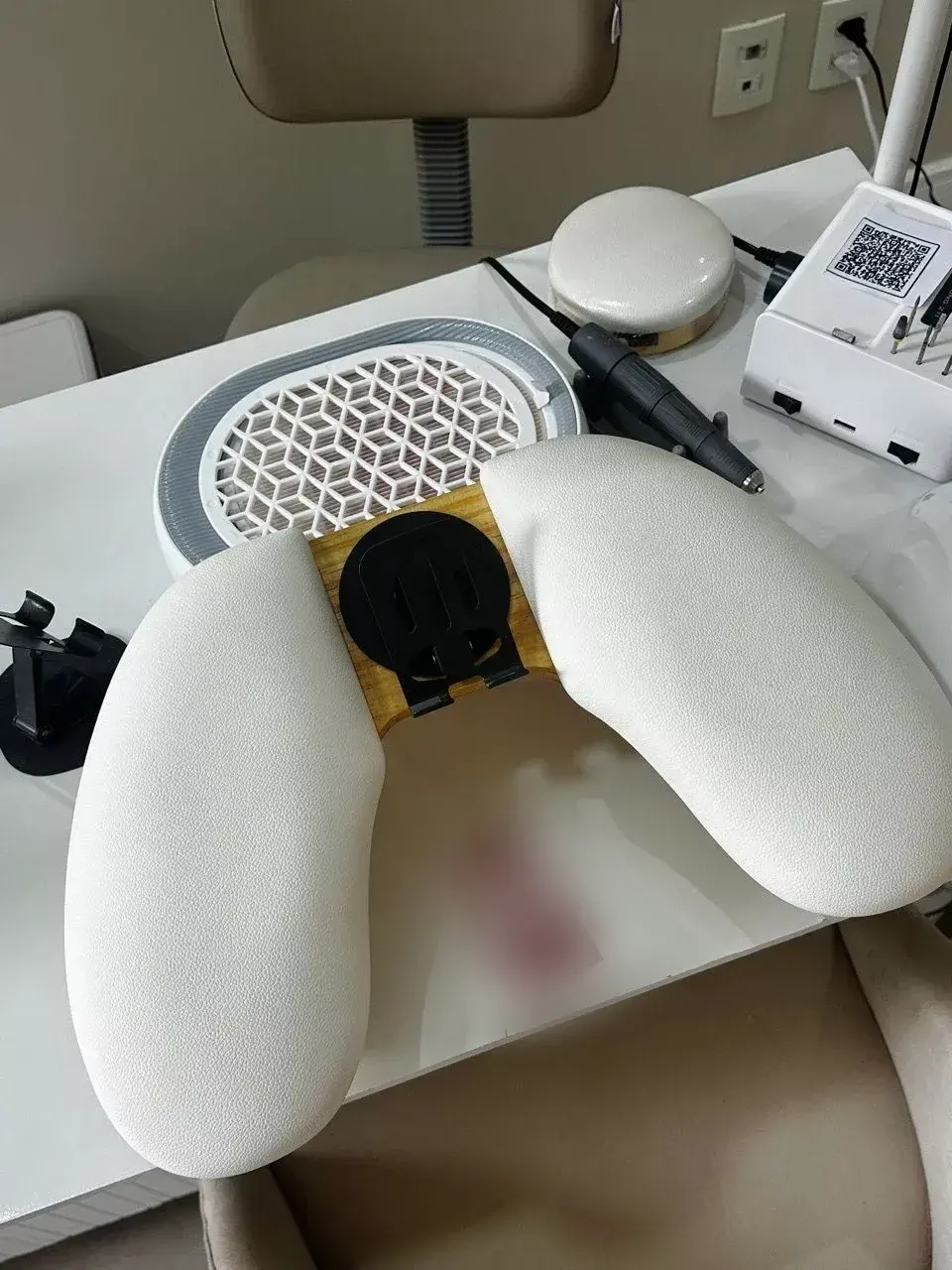 Apoio de braço branco na bancada de manicure